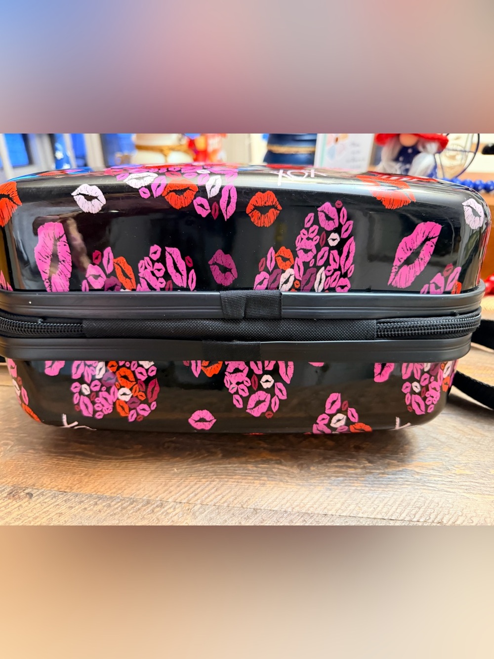 Rare Retired Betsey Johnson Hardside Cosmetic Train Case XOXO kisses 💋 EUC - Picture 7 of 13